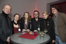 12. Die kuenstlerischen Leiter im Kreise ihrer Foerderer - Andreas Fueser (Stadt Koeln), Kyra Scheurer, Ruth Schiffer (Land NRW), Nikolaj Nikitin, Britta Lengowski (Film- und Medienstiftung NRW), Jonas Weydemann (Produzent)