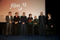 32. Preistraegerin Inge Schneider (Mitte) mit Preisstifter Dr. Urban Pappi (links), kuenstlerischer Leiterin Kyra Scheurer (rechts) und vier Mitgliedern der Dokumentarfilm-Jury